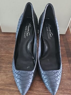 Kenneth Cole Navy Textured Pointed-Toe Pumps